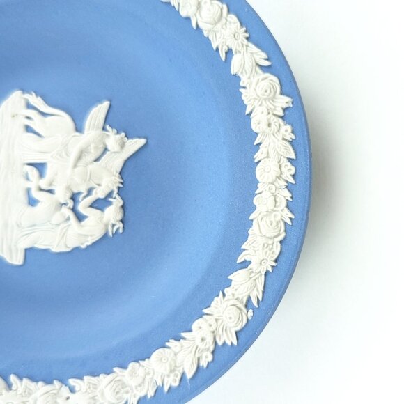 Vintage Wedgwood PEGASUS Collectible Jasperware Plate beautiful for bookshelf! - Picture 5 of 11